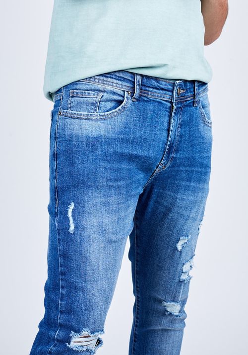 Calça jeans com rasgos