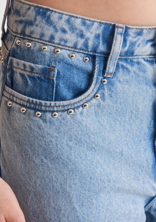 Calça jeans reta com taxas