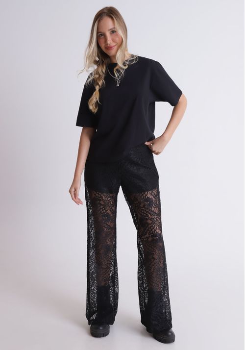 Calça flare em renda