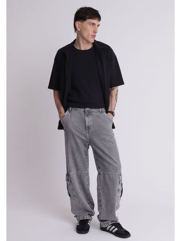 Calça jeans com bolsos cargo