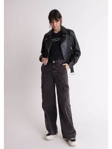 Calça de sarja com bolsos cargo