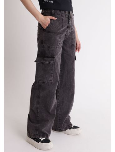 Calça de sarja com bolsos cargo