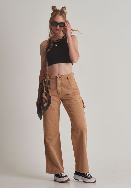 Calça sarja wide leg bolso carpinteiro
