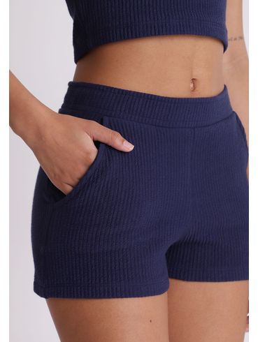 Short texturizado com bolsos