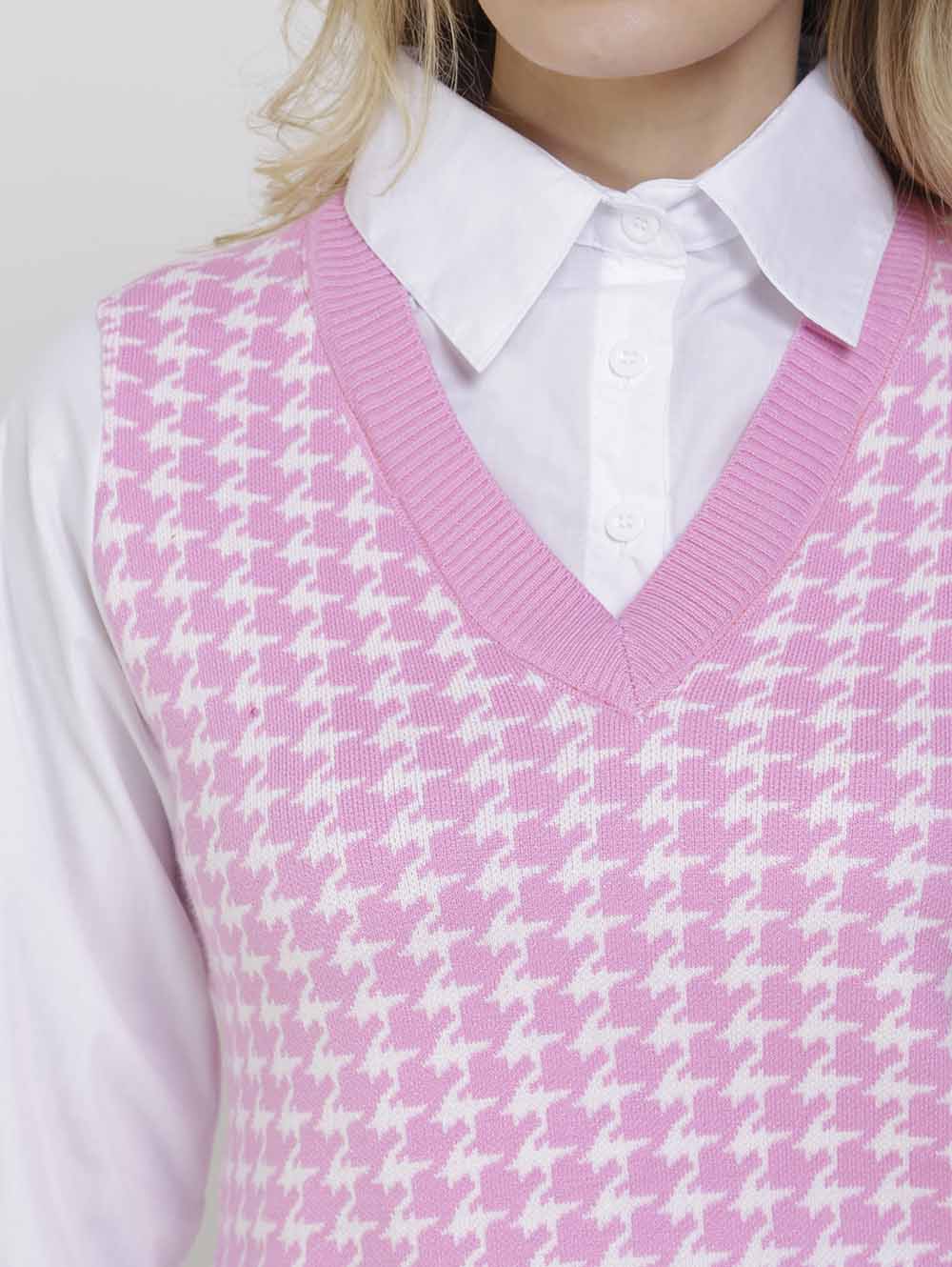 camisa branc e colete rosa no estilo paty