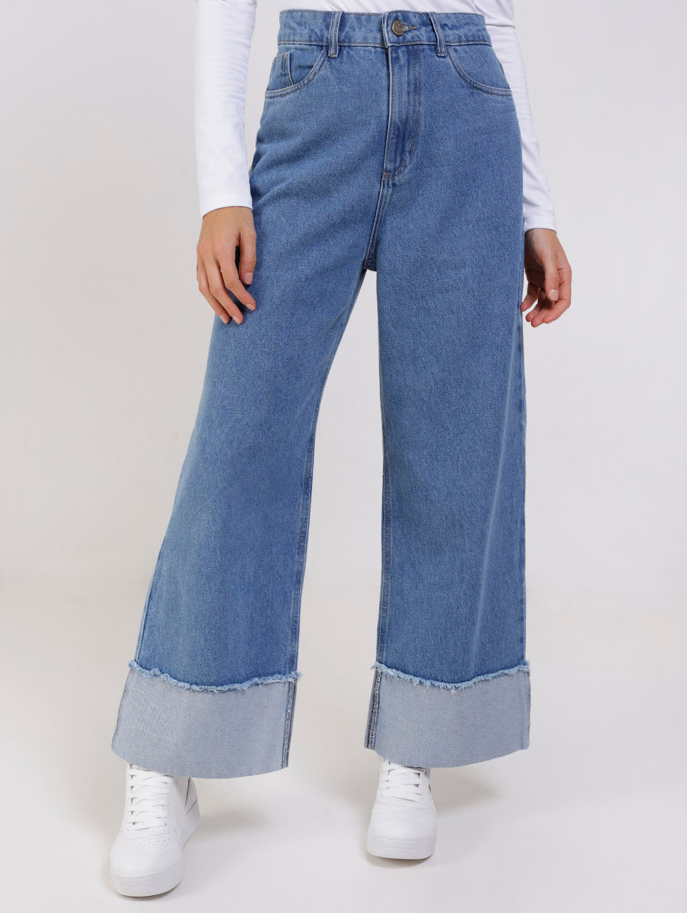 calça jeans wide leg pantalona feminina de dobra feita combinada com tênis branco