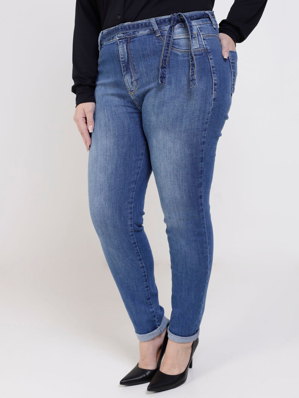 https://lojaspompeia.vtexassets.com/arquivos/ids/707714/149700-calca-jeans-plus-oppnus-azul4.jpg?v=637914285744230000