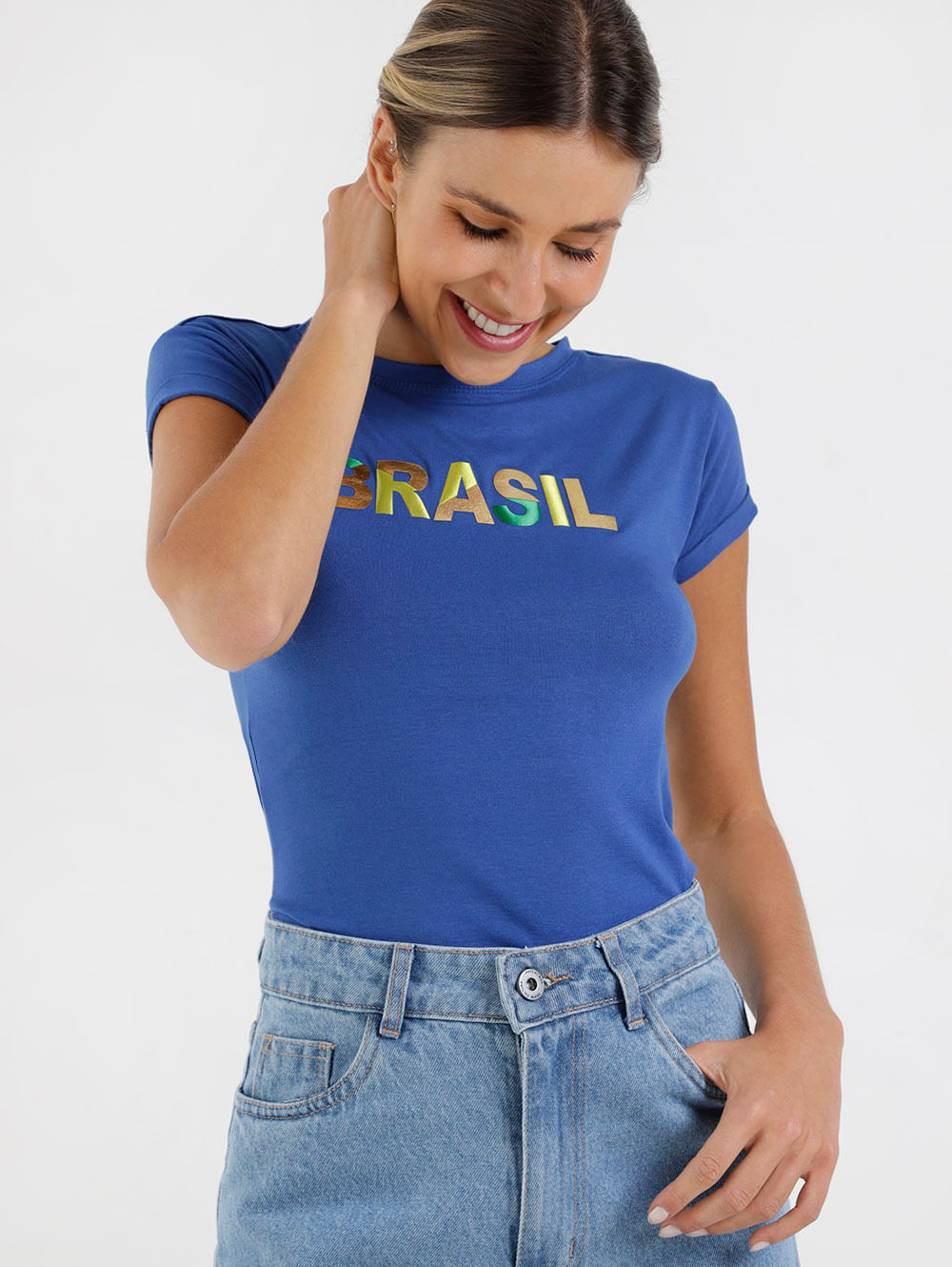 look com camiseta do brasil azul minimalista clean com calça jeans pantalona wide leg