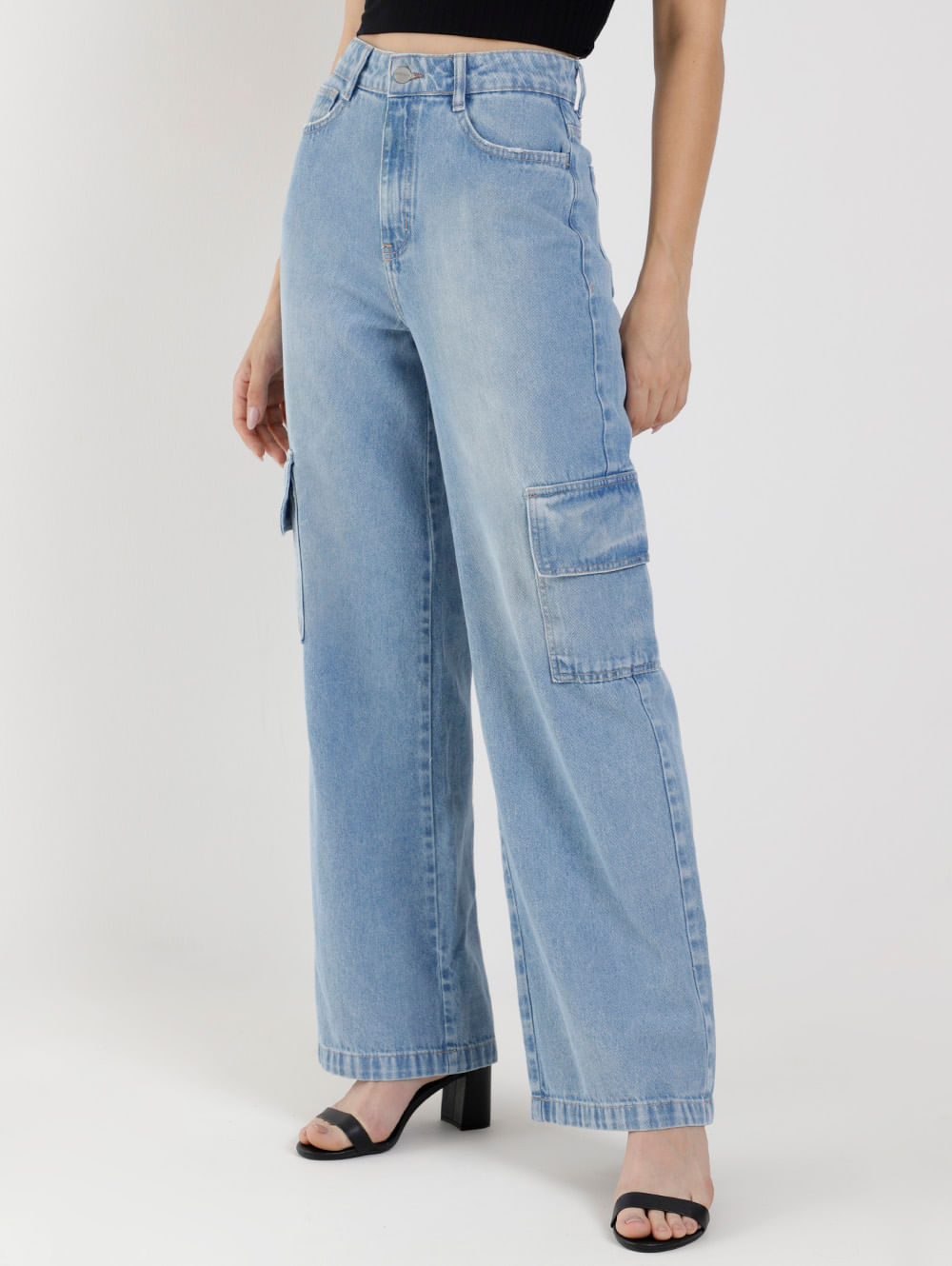 calça jeans cargo feminina para usar com blazer colorido