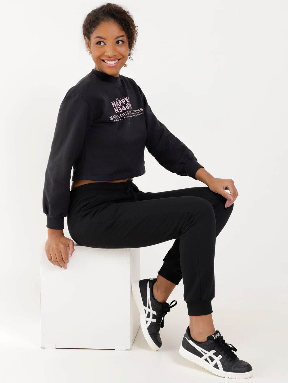 college look atleta: moletom cropped, legging e tênis