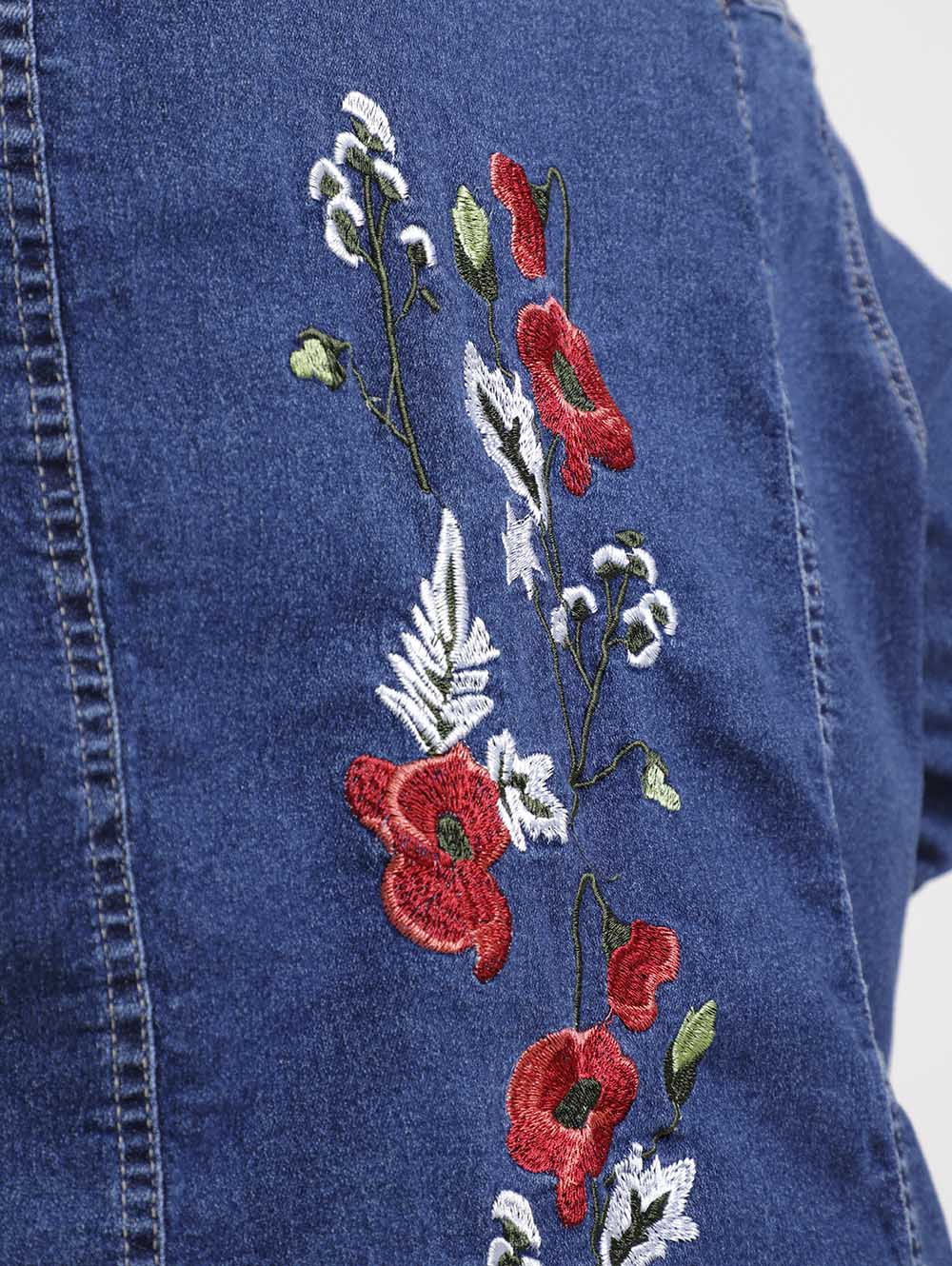 detalhe da jaqueta jeans plus size feminina com bordado floral de rosas