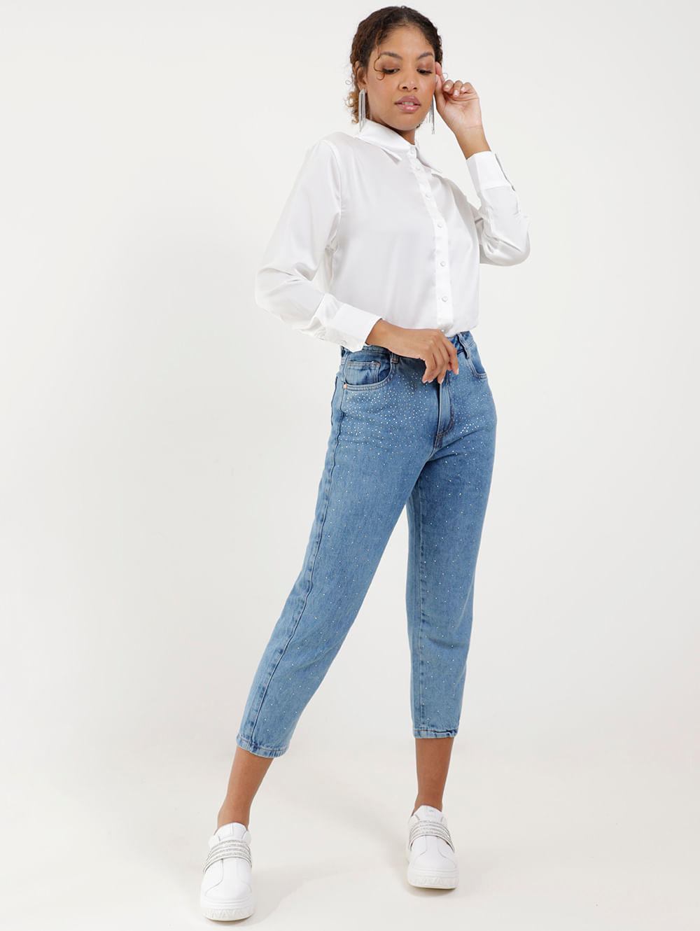 look feminino com camisa branca, jeans com brilhos e tênis branco