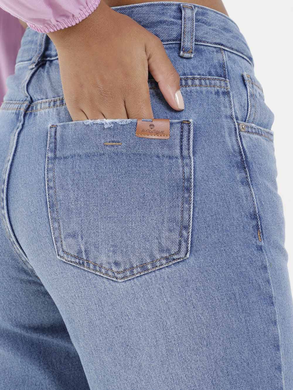 parte de trás da calça jeans wide leg para combinar com blazer cropped rosa