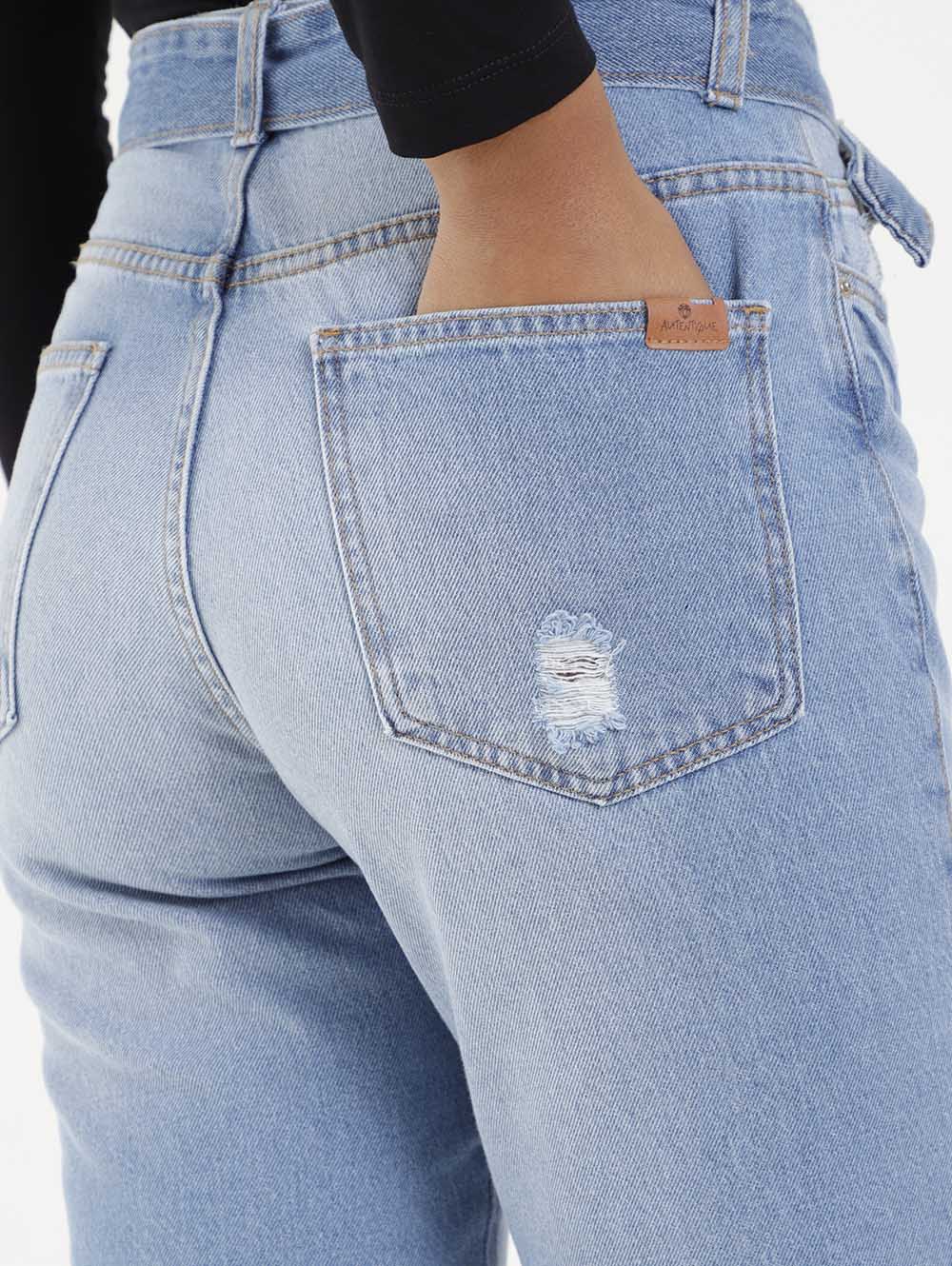 calça jeans wide leg lavagem clara com rasgos e cinto