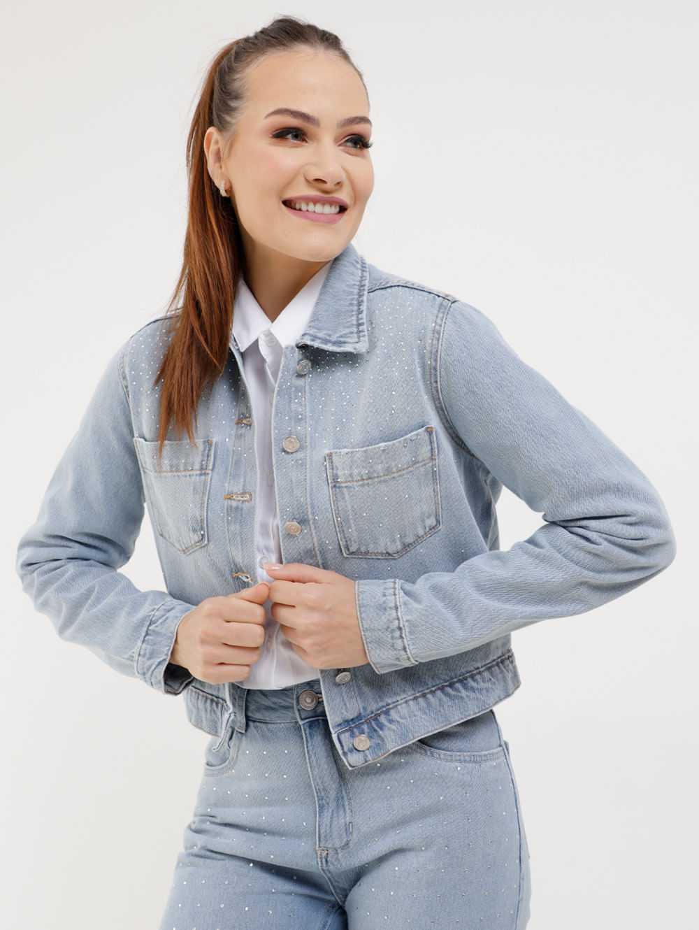 jaqueta jeans feminina com aplicação de perólas