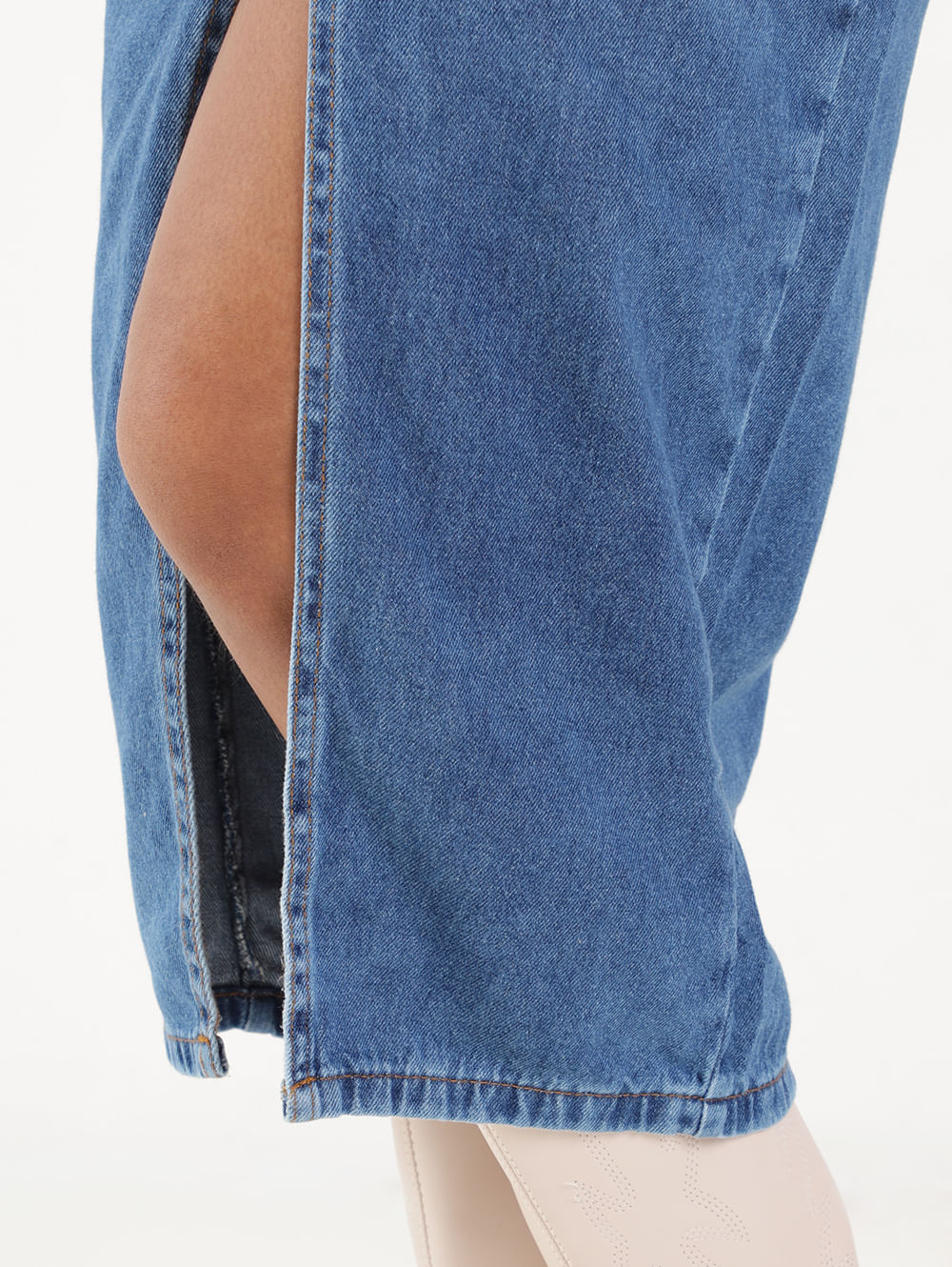 detalhe da calça jeans midi