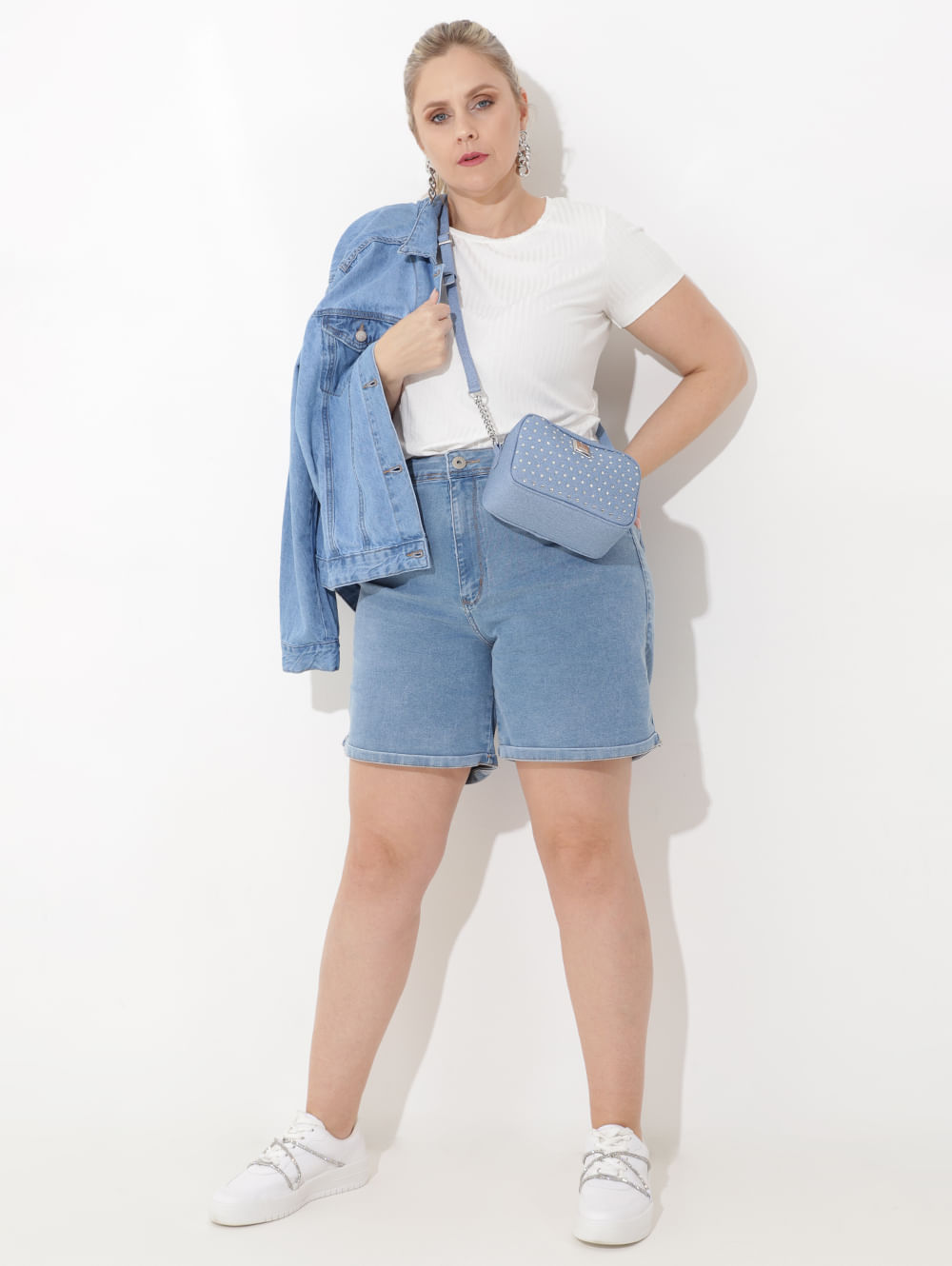 look plus size jeans com jeans, blusa branca e tênis branco