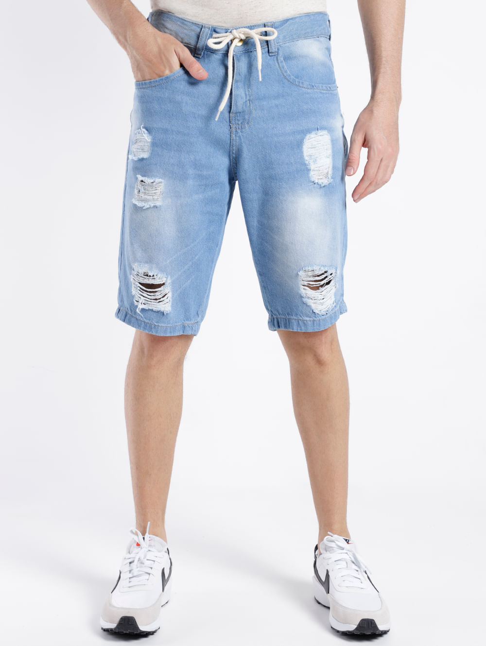 bermuda jeans destroyed com cordão azul claro