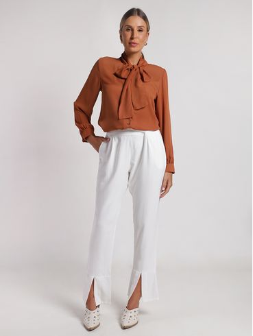 Calça Alfaiataria Com Abertura na Barra Feminina OFF WHITE