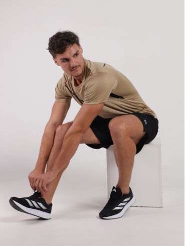 Camiseta Esportiva Action Dry Masculina CAQUI/PRETO