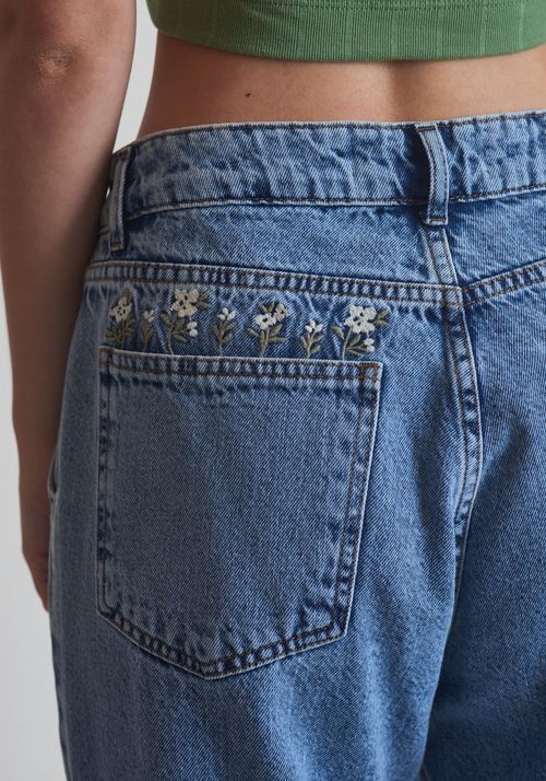 Calça Jeans Cintura Alta com Bordado de Flores