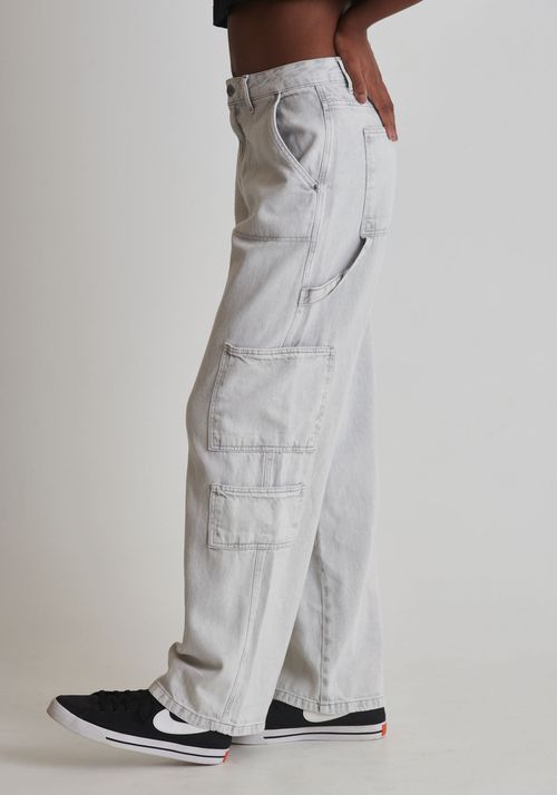 Calça jeans wide leg bolso carpinteiro