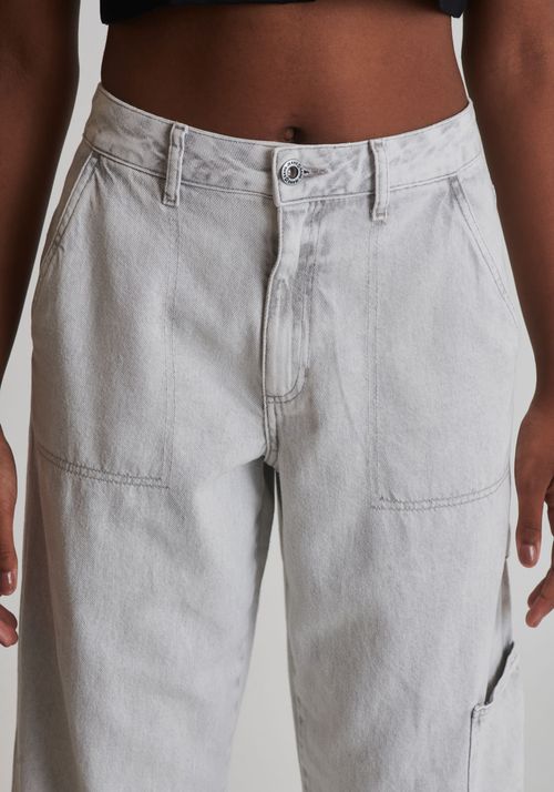 Calça jeans wide leg bolso carpinteiro