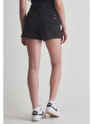 Short jeans corações bordados