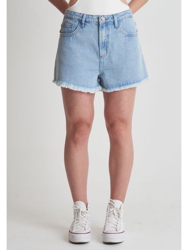 Short jeans brilho barra desfiada