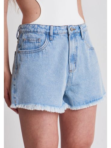 Short jeans brilho barra desfiada