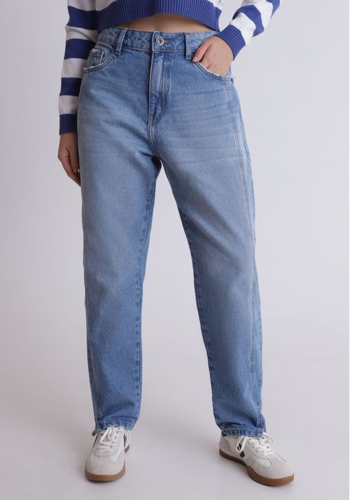 Calça jeans mom com recortes