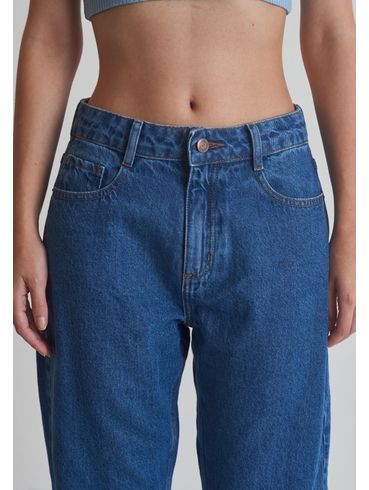 Calça jeans mom cintura média