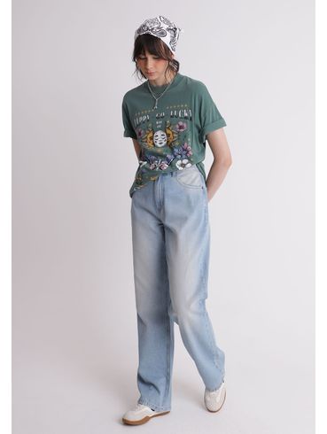 Calça jeans reta com lavanderia blue clara