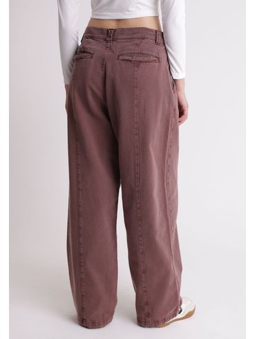 Calça de sarja com recorte