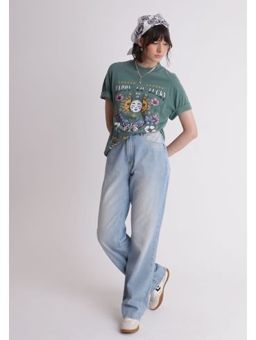 Calça jenas reta com lavanderia blue clara