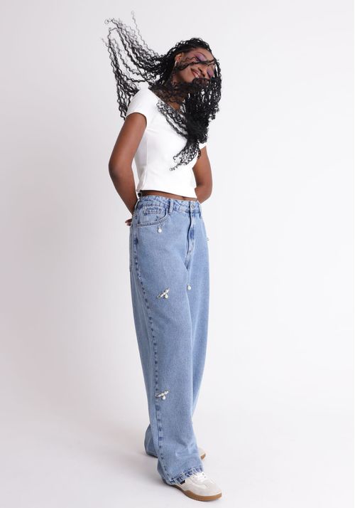 Calça baggy cintura média com charms