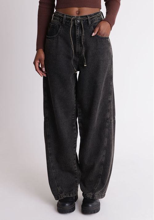 Calça jeans baggy cintura média com cinto