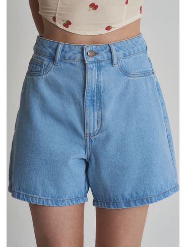 Short jeans bordado no bolso
